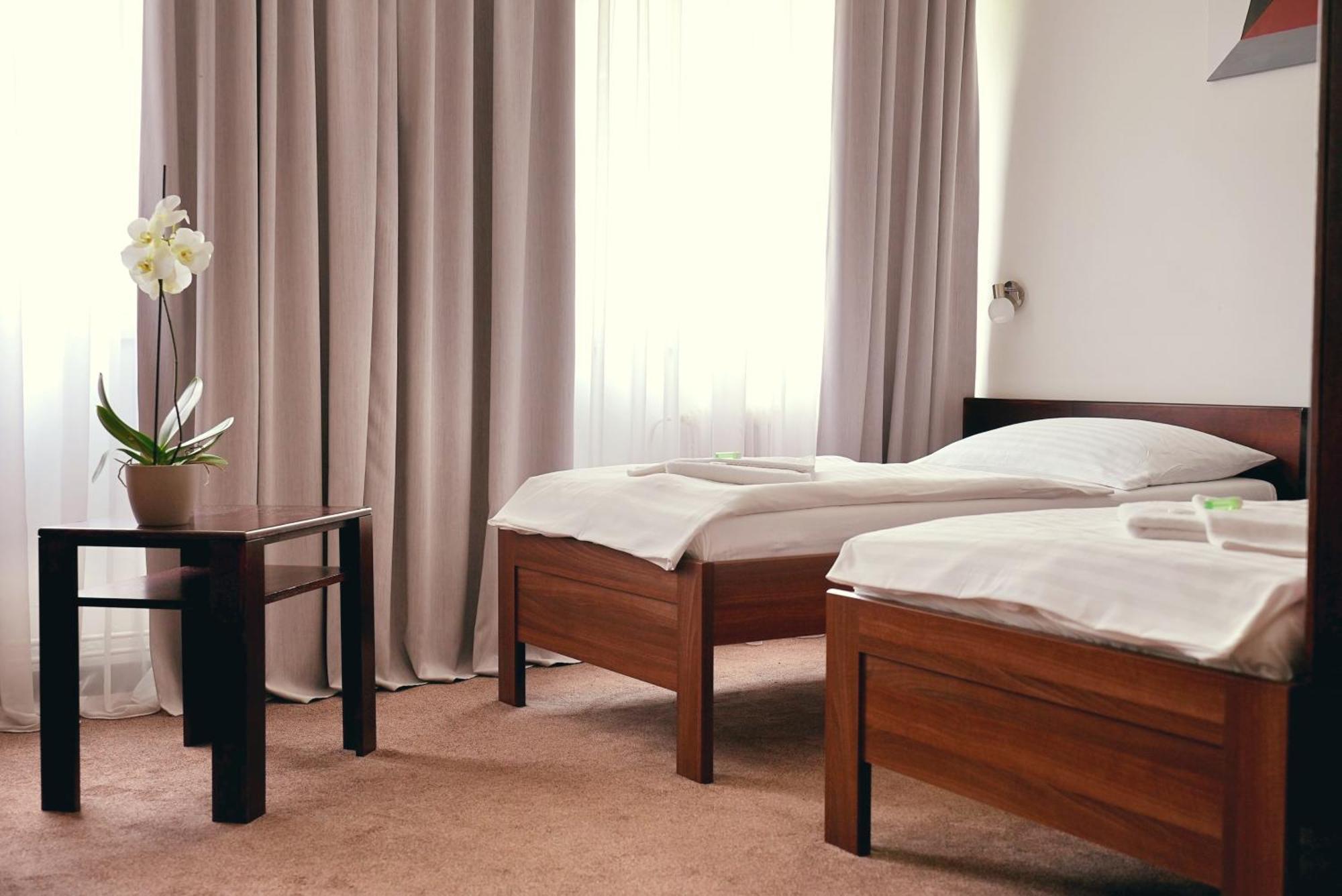 Hotel Merkur - جابلونك ناد نيسو المظهر الخارجي الصورة