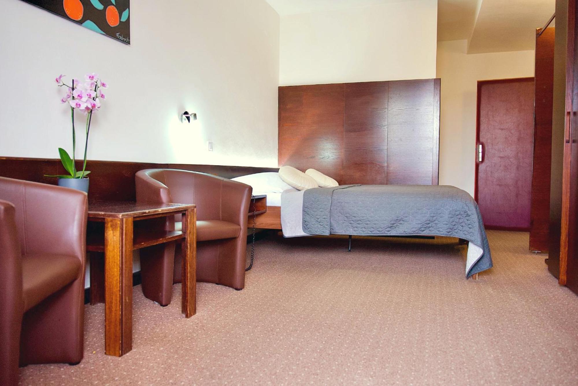 Hotel Merkur - جابلونك ناد نيسو المظهر الخارجي الصورة