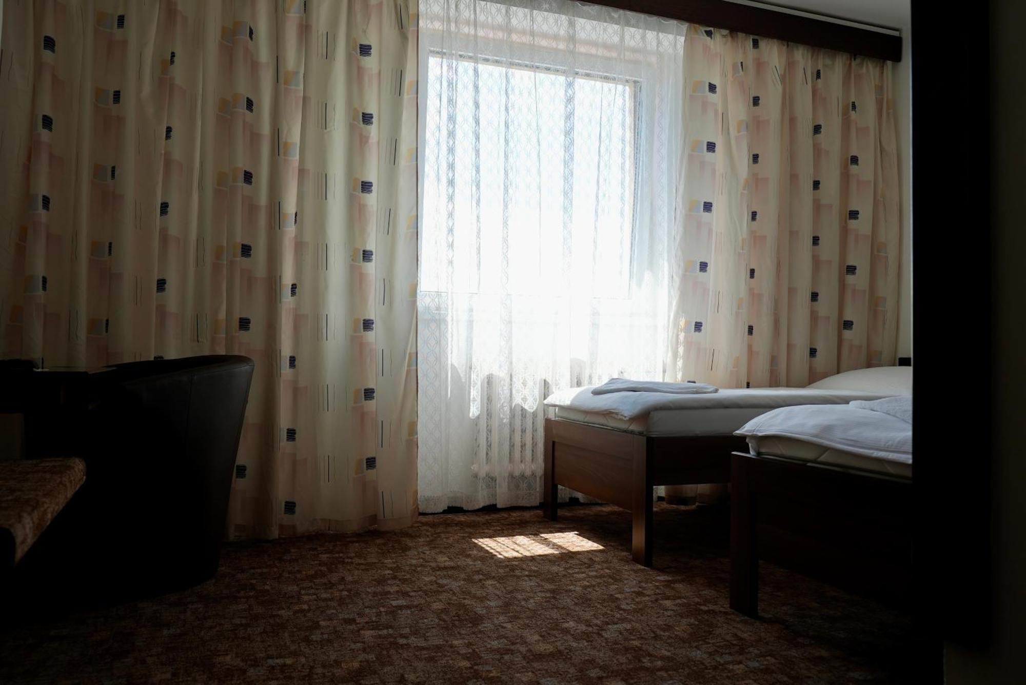 Hotel Merkur - جابلونك ناد نيسو المظهر الخارجي الصورة