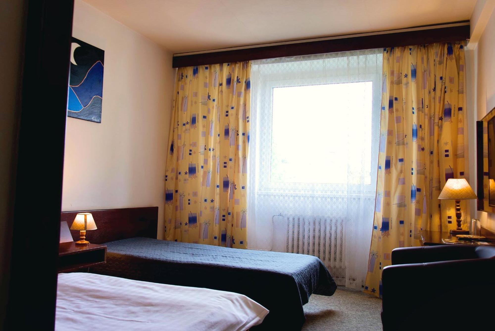 Hotel Merkur - جابلونك ناد نيسو المظهر الخارجي الصورة
