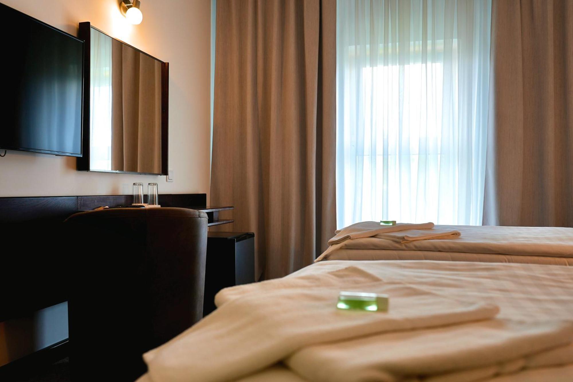 Hotel Merkur - جابلونك ناد نيسو المظهر الخارجي الصورة
