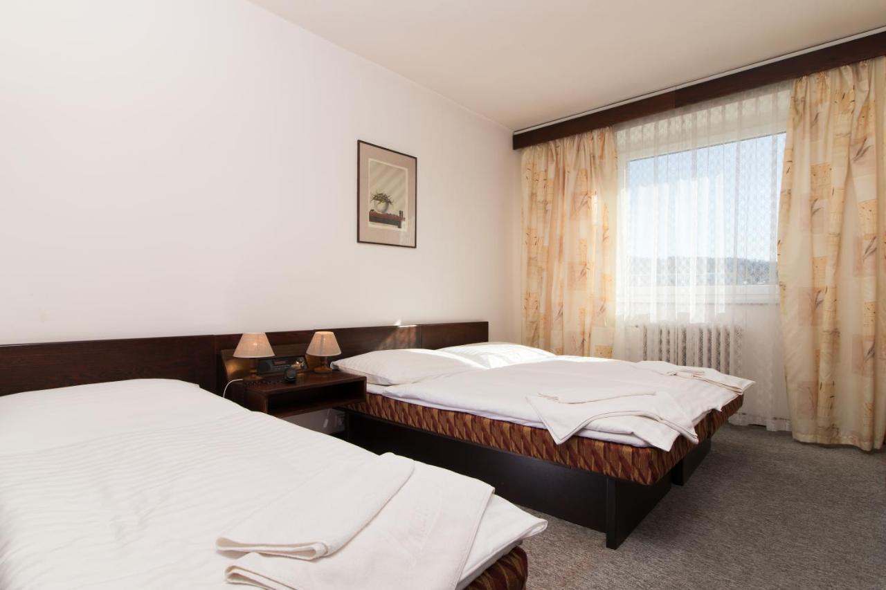 Hotel Merkur - جابلونك ناد نيسو المظهر الخارجي الصورة
